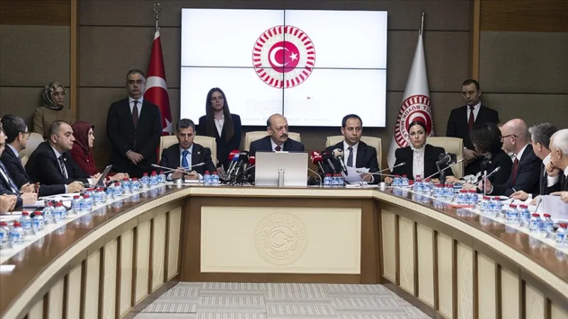 Sosyal medyaya ve doğum iznine yönelik düzenlemeleri de içeren kanun teklifi komisyonda kabul edildi